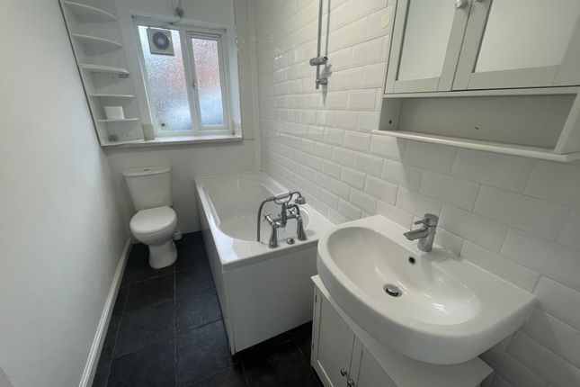 24 , Little Thatch, Godalming photo 4