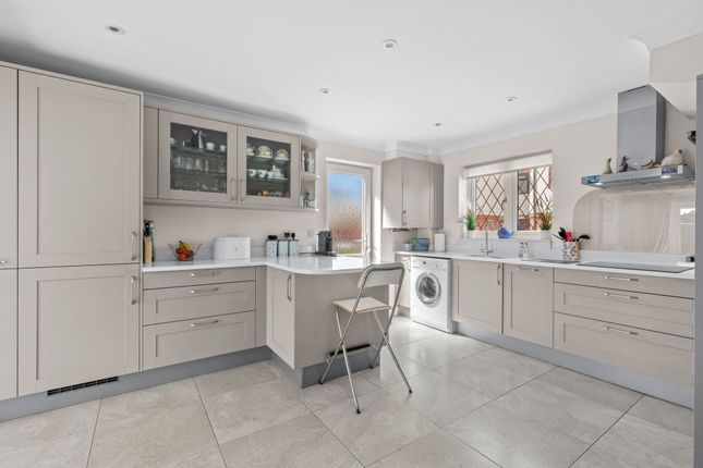 6 Groves Close, Bourne End photo 2