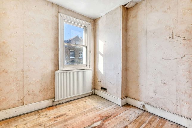 End terrace house for sale in Holmesdale Road, London