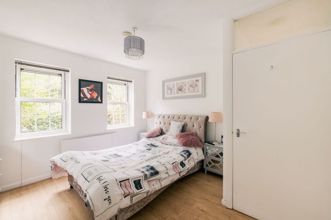 9 The Grove, Caterham photo 4