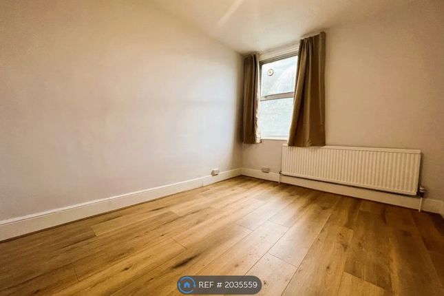 Terraced house to rent in Melbourne Avenue, London