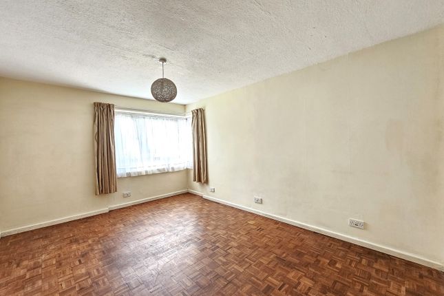 Flat for sale in Fortis Green, London