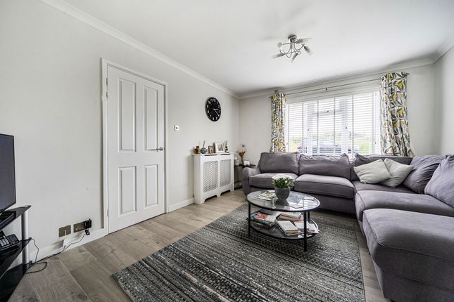 22 Meadow Way, Petworth photo 4