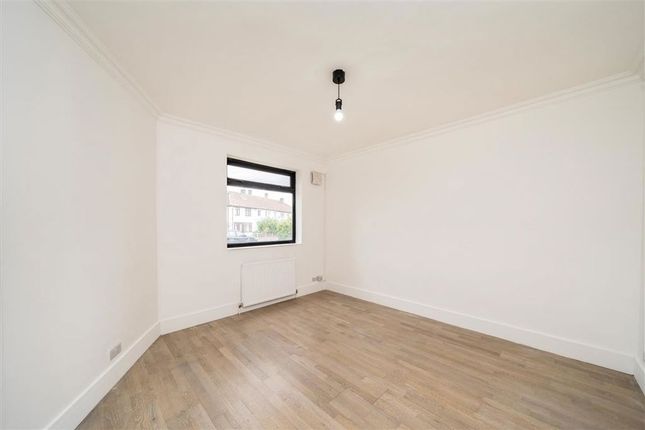 12, Bromhedge, London photo 3