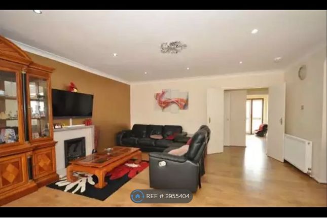 Silverdale Court, Leacroft, Staines-Upon-Thames photo 2