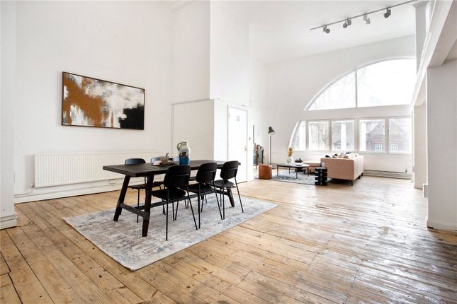 Flat for sale in Shoreditch High Street, London