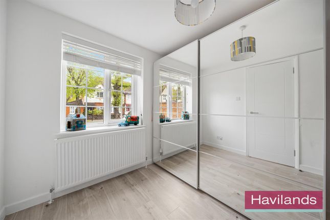 Town house for sale in Hoppers Road, London