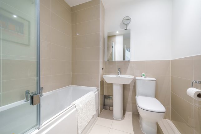 Town house for sale in Well Grove, London