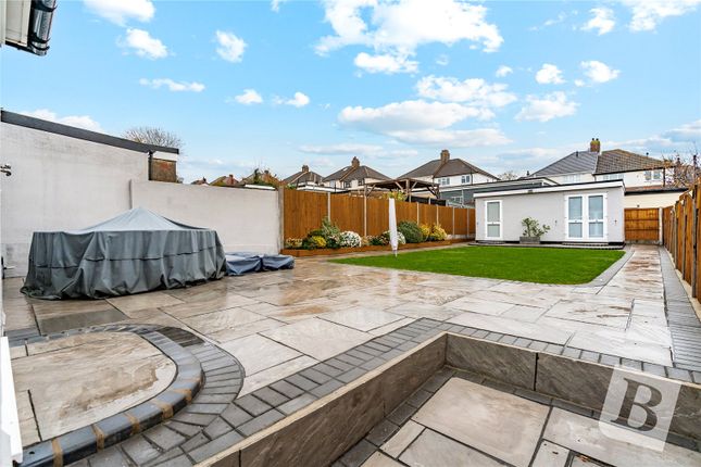 152, Parkside Avenue, Romford photo 4