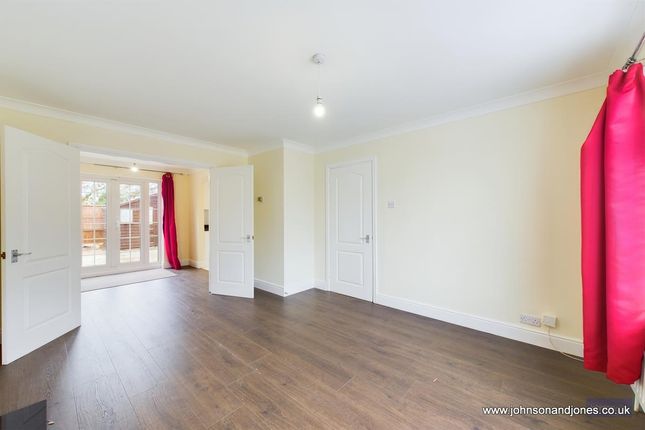 15, Brookside, Chertsey photo 3