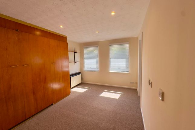 20 Meadow Close, Aylesbury photo 2