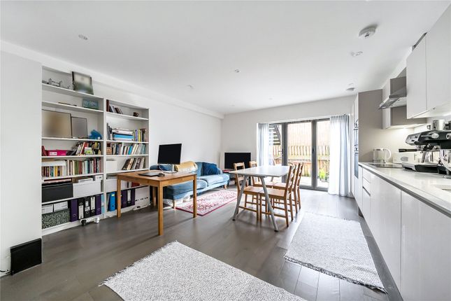 Flat 2, 13, Harlow Gardens, Kingston Upon Thames photo 2