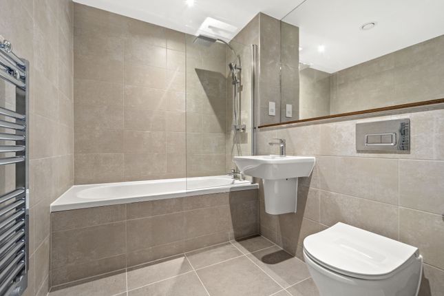 Flat for sale in 118 Springwell Gardens, Whitehall Road, Leeds, Yorkshire