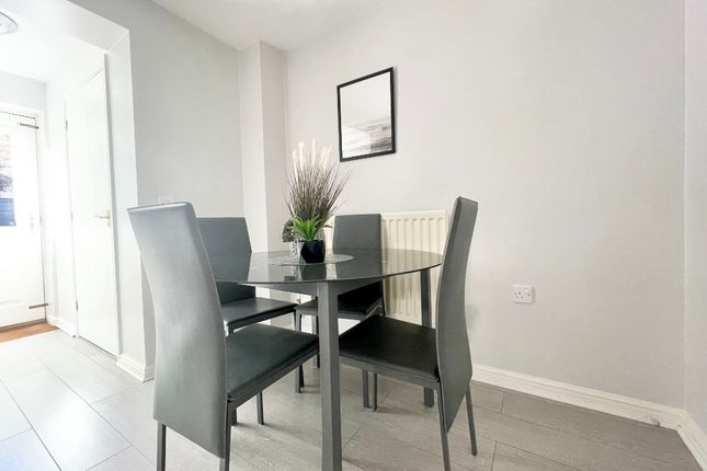 28, Lloyd Close, Cheltenham photo 5