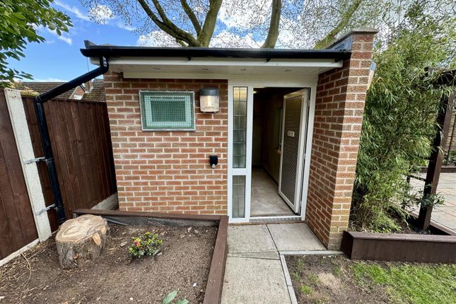 Detached bungalow to rent in Oakwood Drive, Ravenshead, Nottingham