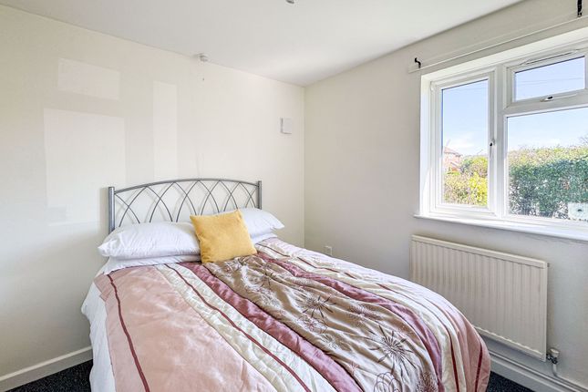 21 Knebworth Path, Borehamwood photo 5