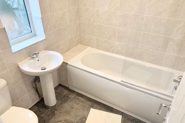 2, Freemantle Avenue, Enfield photo 3