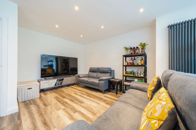 6, Birchfield Close, Addlestone photo 4