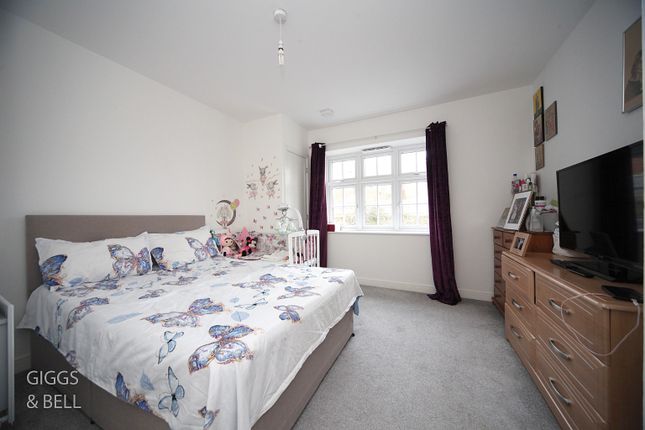 Flat for sale in Armstrong Road, Luton, Bedfordshire