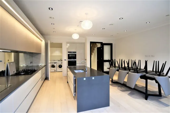 5, Egerton Drive, Isleworth photo 2