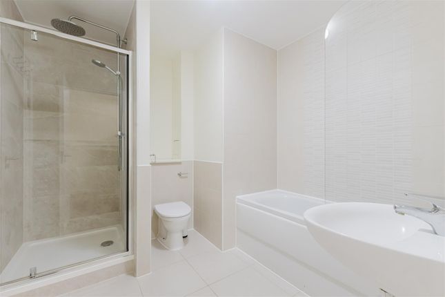 8 Oak Tree Court, Broadfields, Harrow photo 4