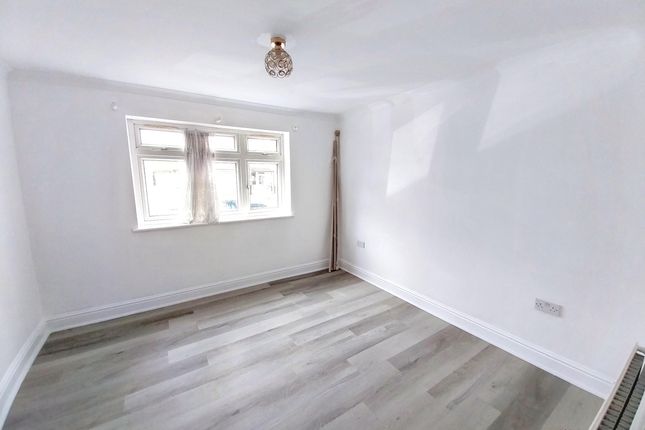 Flat 2, Beech House, Southall photo 4