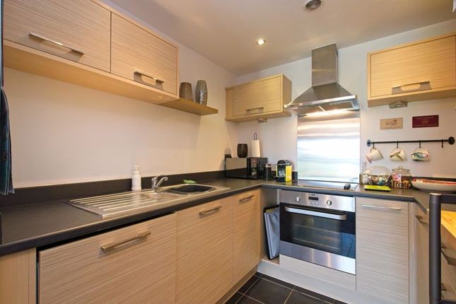 Flat for sale in Tanners Close, Crayford