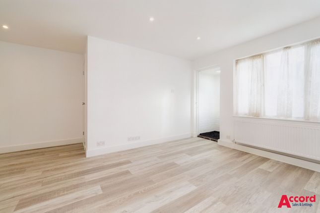 27 Juniper Way, Romford photo 4