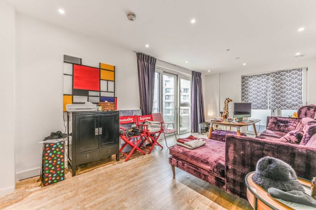Flat for sale in Nine Elms Point, Vauxhall, London