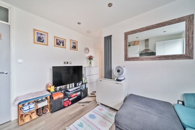 Flat 5 Gloucester House, 1, Churchfield Road, Surrey photo 2