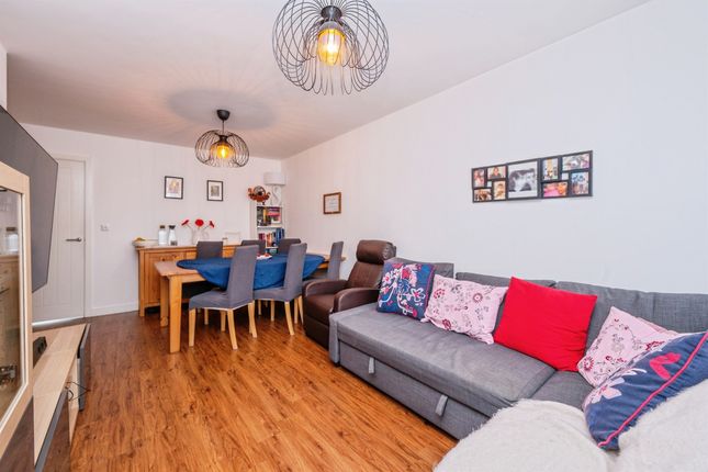21, The Shotts, Burton-On-Trent photo 3