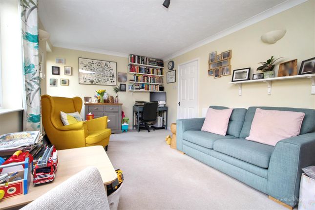 18, Lilac Close, Reading photo 4