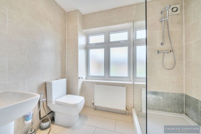 44a Wolsey Gardens, Ilford photo 3