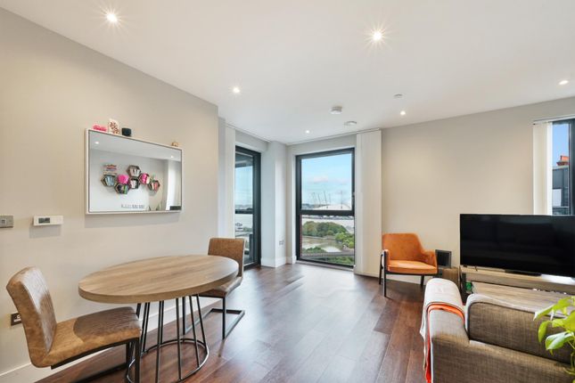 Flat 1306 Avalon Point 1, Silvocea Way, London photo 3