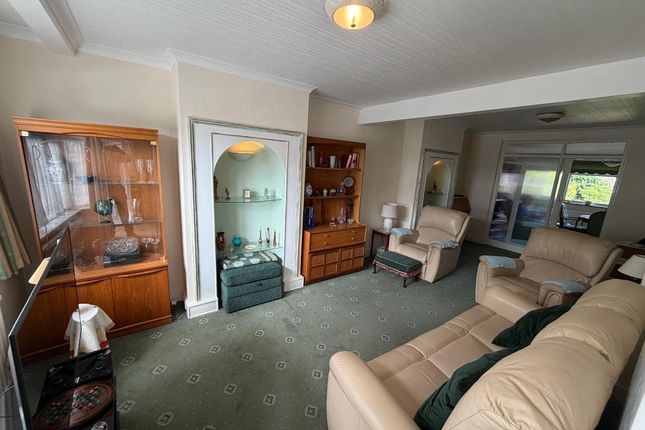 10, Hayling Avenue, Feltham photo 2
