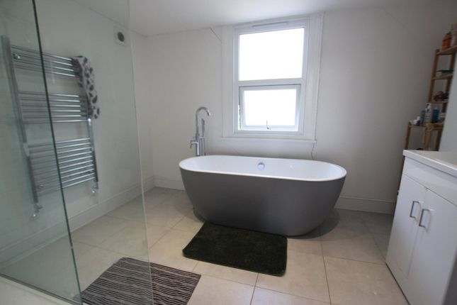 Room 5, 62, Catford Hill, London photo 5