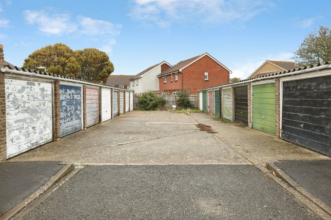 14, Dominie Walk, Lee-On-The-Solent photo 2