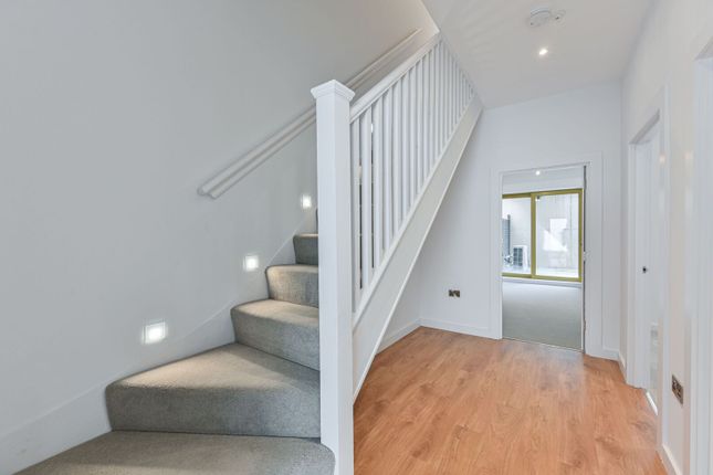 Carpenters Mews, Wandsworth photo 4