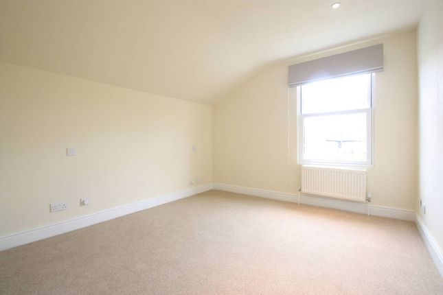 Flat to rent in Thirsk, Battersea, London