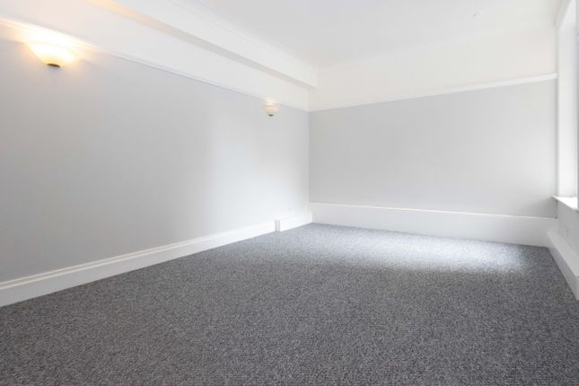 Flat to rent in Richmond Hill, Bournemouth