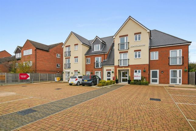 Flat for sale in Beaconsfield Road, Farnham Common, Slough