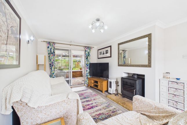 4 Linnet Drive, Aylesbury photo 2