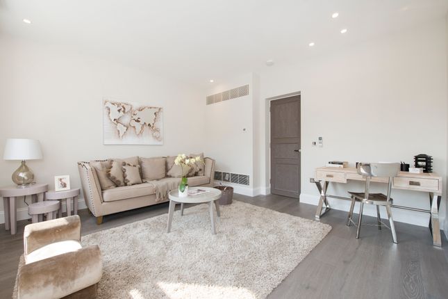 Duplex to rent in Arkwright Road, Hampstead