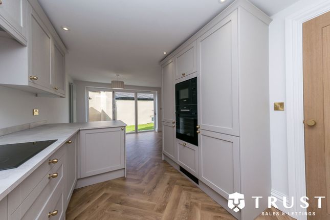 208 Commonside, Batley photo 4