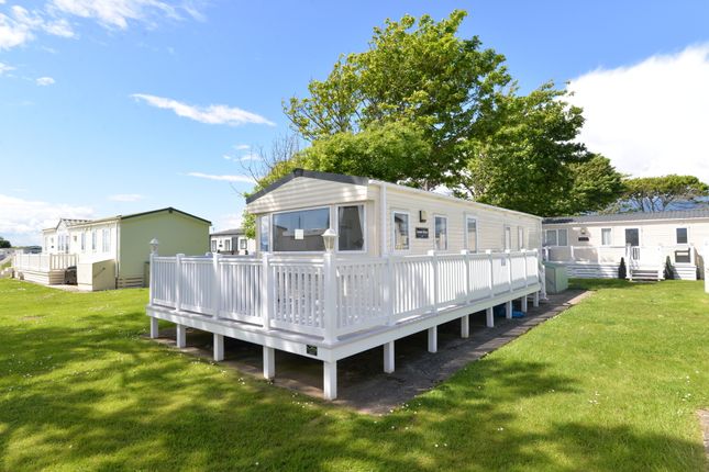 2 bed mobile/park home for sale in Christchurch Road, Barton On Sea, New Milton BH25