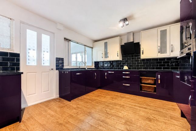 21 School Lane, Yateley, Hampshire photo 4