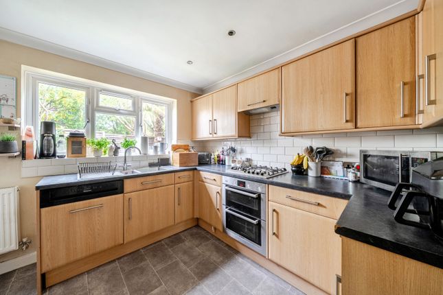6, Aragon Walk, Byfleet photo 4