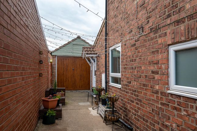Semi-detached house to rent in Oakland Avenue, York