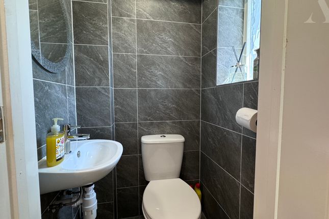 152 Melton Avenue Guest wc