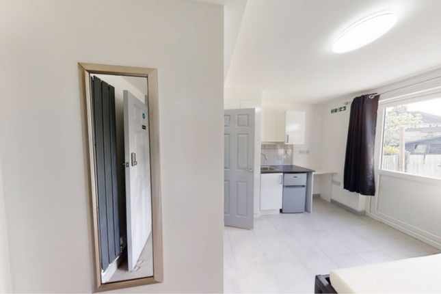 4, Manor Waye, Uxbridge photo 3